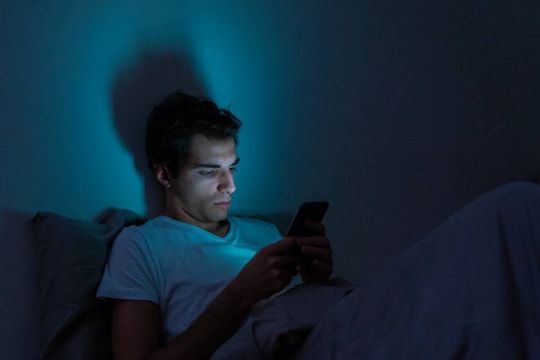 Những mẹo hay giúp loại bỏ ánh sáng xanh nguy hiểm từ màn hình thiết bị điện tử