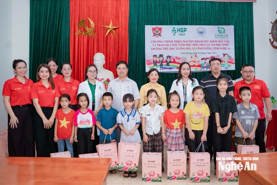 Khám sức khỏe và trao quà cho học sinh Vĩnh Tường nhân dịp năm học mới