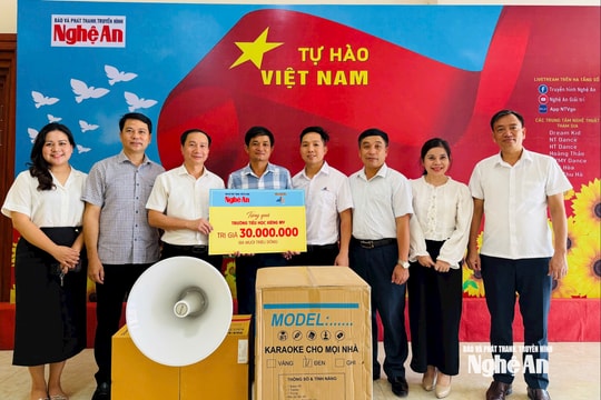 Báo và phát thanh, truyền hình Nghệ An cùng Cảng Nghệ Tĩnh trao quà hỗ trợ trường Tiểu học Xiêng My