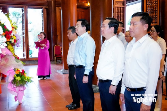 Phó Thủ tướng Chính phủ Mai Văn Chính dâng hương tưởng niệm Chủ tịch Hồ Chí Minh tại Khu Di tích Kim Liên