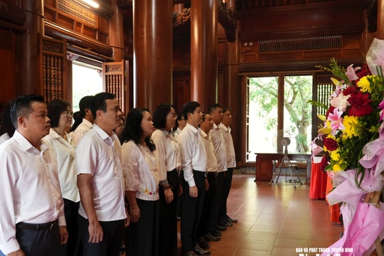 Báo và phát thanh, truyền hình Nghệ An dâng hương nhân ngày giỗ Chủ tịch Hồ Chí Minh và kỷ niệm 95 năm Xô viết Nghệ Tĩnh