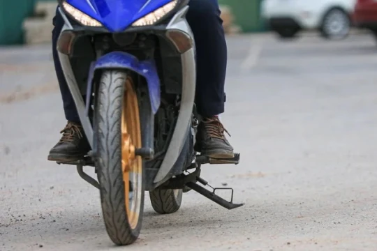 Cố ý không gạt chân chống xe bị xử phạt thế nào theo Nghị định 168?