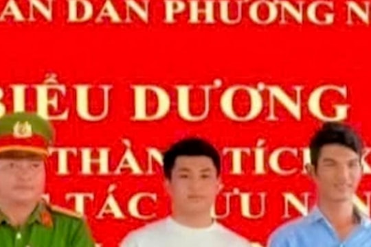 Hai thanh niên dũng cảm bơi ra dòng sông cứu người đuối nước