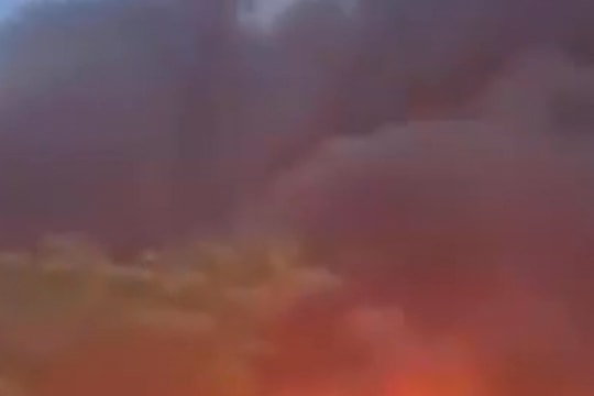 Đang đậu bên đường, xe Container bốc cháy ngùn ngụt