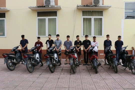 Bắt nhóm đối tượng "nổi” trên mạng xã hội vì mang hung khí truy đuổi nhau trong đêm