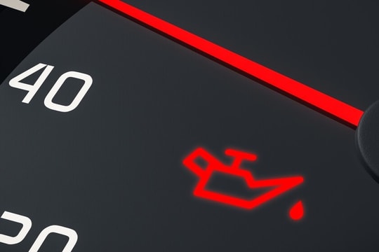 Liệu có an toàn để tiếp tục lái xe khi đèn cảnh báo dầu bật sáng?