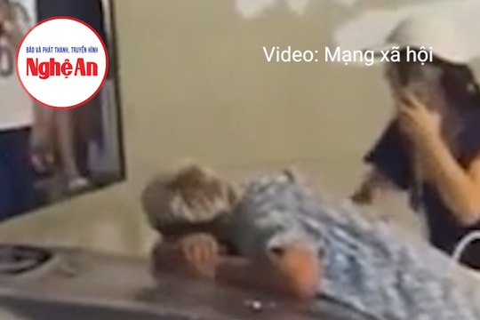 Nam thanh niên liên tục la hét, chặn ô tô trên đường trong đêm tối