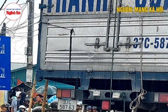 Xe tải lao vào chợ, ít nhất 3 người chết, nhiều người bị thương