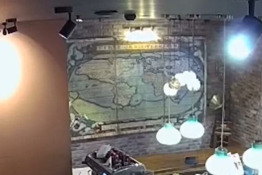 Nhân viên bị khách hành hung vì nhắc không được hút thuốc lá trong quán cà phê