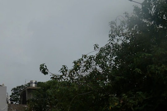 Bất thường loạt mỹ phẩm không rõ nguồn gốc vứt ngổn ngang tại bãi rác tự phát