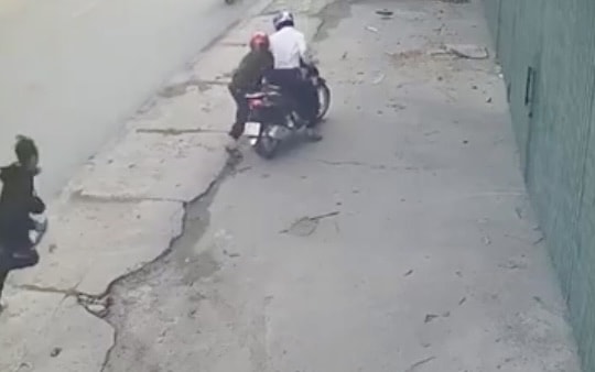 Tạm giữ kẻ dùng dao truy sát "tình địch" giữa phố về hành vi giết người