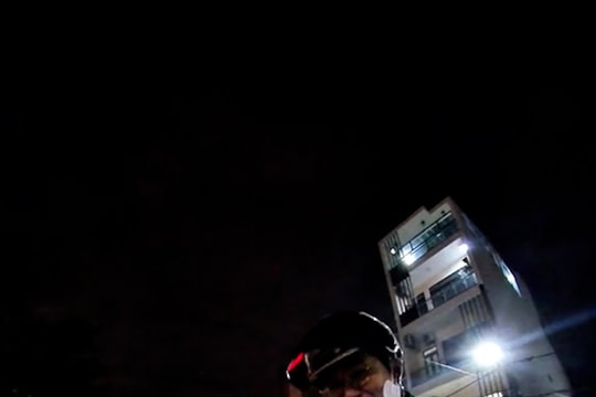 Hành động bất ngờ của vị khách khiến nam shipper xúc động