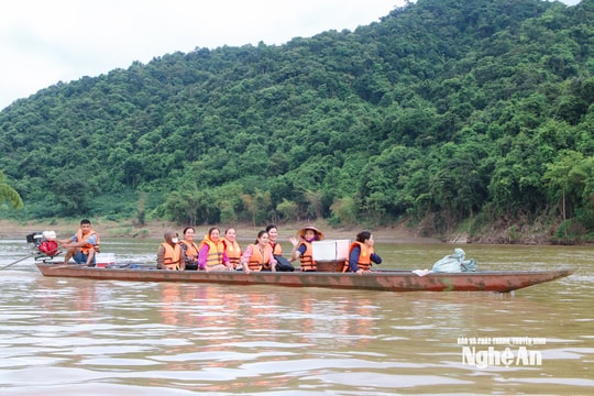 Ngày nghỉ, cán bộ xã Tương Dương vượt sông đến bản xa giúp đồng bào làm thủ tục hành chính