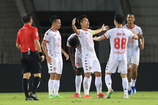 Thủ môn tuyển Việt Nam chơi xuất thần, Hà Nội FC chôn chân ở nhóm cuối; MU hạ Chelsea trong trận cầu có 2 thẻ đỏ