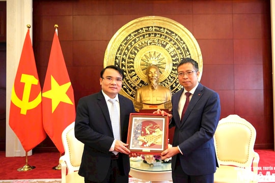 Đoàn công tác tỉnh Nghệ An làm việc với Đại sứ quán Việt Nam tại Trung Quốc