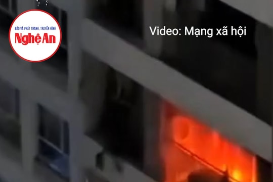 Cháy căn hộ ở tầng 11 chung cư, nhiều người dân hoảng hốt tháo chạy