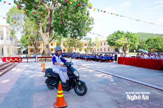 Tuyên truyền pháp luật về trật tự an toàn giao thông và kỹ năng lái xe an toàn cho học sinh