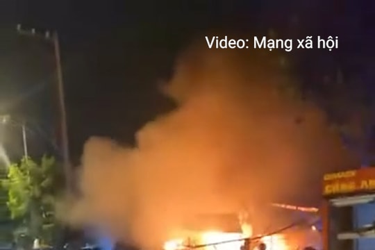 Chợ cháy lớn lúc nửa đêm, nhiều kiốt bị thiêu rụi