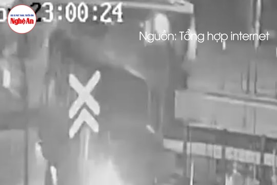 Xe buýt tông xe tải chờ đèn đỏ, suýt gây tai nạn đường sắt