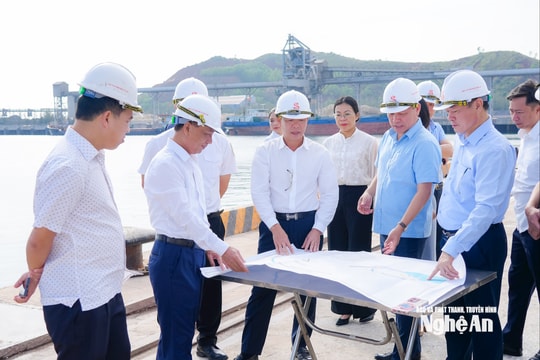 Phó Chủ tịch UBND tỉnh Hoàng Phú Hiền kiểm tra công tác ứng phó, phòng chống cơn bão số 9 và làm việc tại trạm nghiền Cảng Quốc tế Vissai