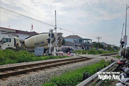 Nghệ An: Va chạm giữa xe bồn và xe máy khiến 2 người tử vong