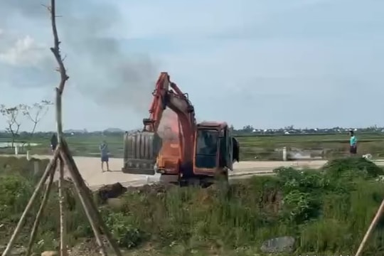 Đang thi công trên đường Nguyễn Sỹ Sách kéo dài, máy xúc bất ngờ bốc cháy dữ dội