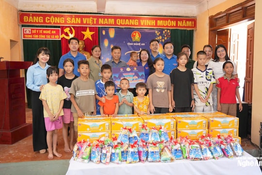 Tuổi trẻ Nghệ An mang Trung thu ấm áp đến với trẻ em mồ côi