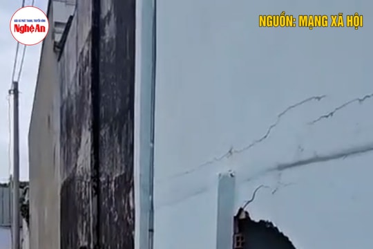 Nhiều người may mắn thoát nạn khi xe taxi công nghệ đâm thủng tường nhà dân