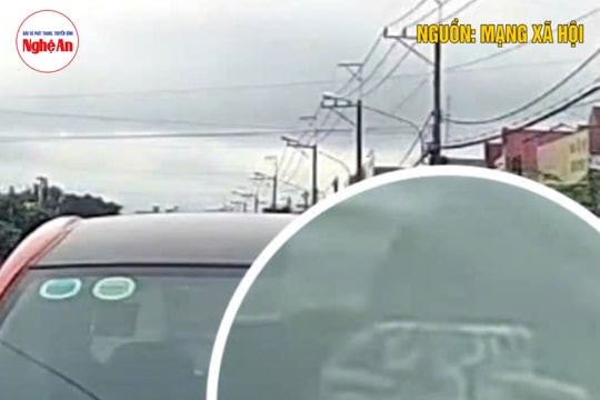 Tài xế ô tô đi ngược chiều "cứng đầu", nhất quyết không chịu nhường đường