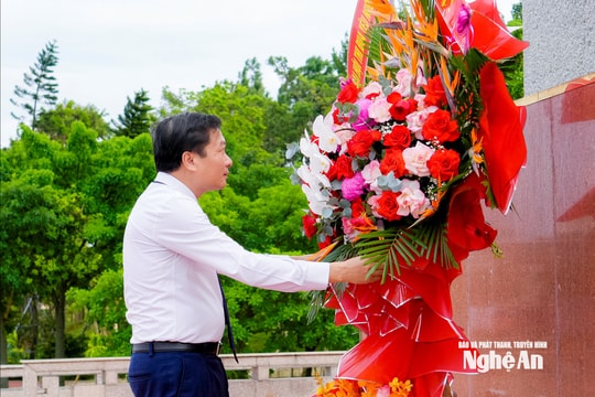 Đoàn đại biểu Đại hội Thi đua yêu nước tỉnh Nghệ An năm 2025 dâng hoa tưởng niệm Chủ tịch Hồ Chí Minh