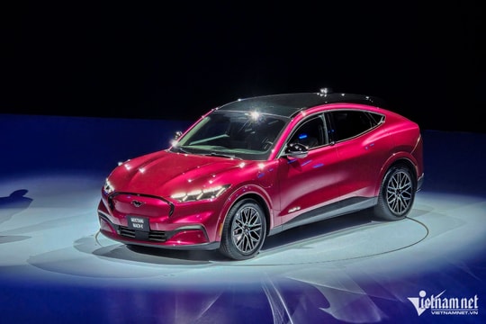 Ford Mustang Mach-E Premium AWD mở màn kỷ nguyên điện hóa của Ford