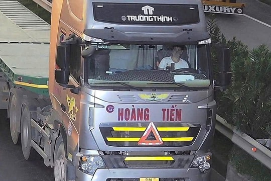 Dừng đèn đỏ dùng điện thoại: Hiểu đúng luật để tránh bị phạt