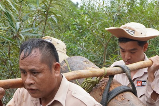 Đi bắt cá ở suối, người phụ nữ ở Quảng Trị bất ngờ thấy quả bom 'khủng'