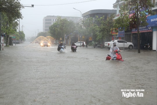 Mưa lớn gây ngập cục bộ nhiều tuyến phố ở Nghệ An