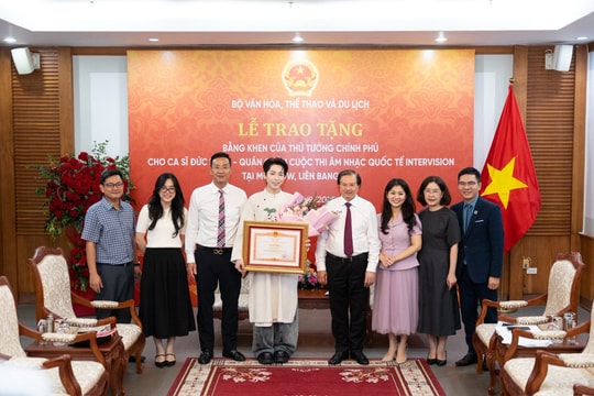 Ca sĩ Đức Phúc xúc động và tự hào khi được nhận Bằng khen của Thủ tướng Chính phủ