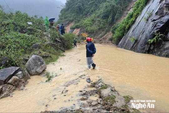 Bão số 10 áp sát, nhiều khu vực miền núi Nghệ An xảy ra sạt lở, chia cắt