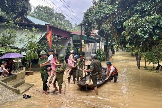 Huy động mọi lực lượng, phương tiện ứng phó với nguy cơ triều cường, ngập lụt, lũ quét, sạt lở đất sau bão số 10