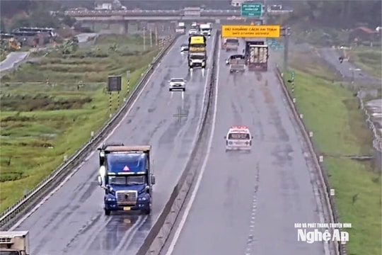Các phương tiện không lưu thông trên cao tốc trong thời gian bão số 10 đổ bộ