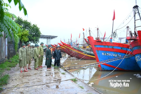 Phó Bí thư Thường trực Tỉnh ủy Nghệ An kiểm tra thực tế công tác ứng phó với cơn bão số 10 - bão Bualoi