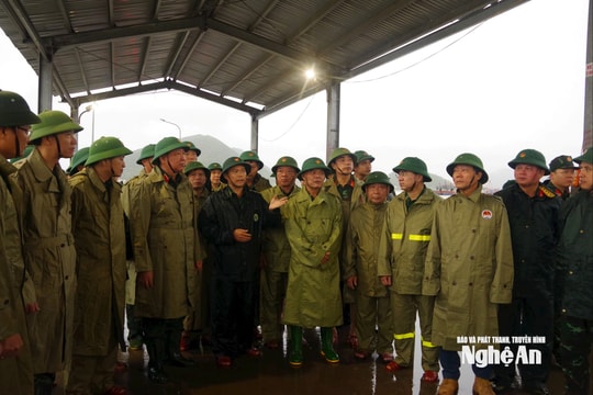 Thượng tướng Huỳnh Chiến Thắng kiểm tra công tác ứng phó bão số 10 tại Nghệ An