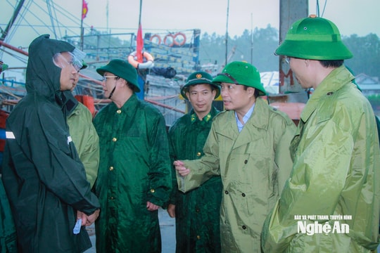 Chủ tịch UBND tỉnh Nghệ An Lê Hồng Vinh kiểm tra, chỉ đạo công tác ứng phó bão số 10