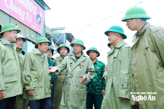 Phó Thủ tướng Chính phủ Trần Hồng Hà kiểm tra công tác ứng phó bão số 10 tại Nghệ An
