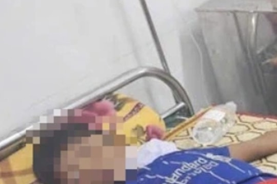 Xôn xao clip phó hiệu trưởng bị tố "ngăn cản đưa học sinh đi viện"