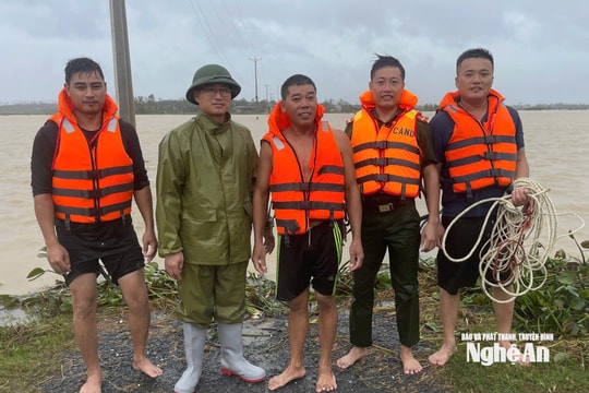 Công an xã giải cứu người dân bị lật thuyền, mắc kẹt giữa dòng nước lũ