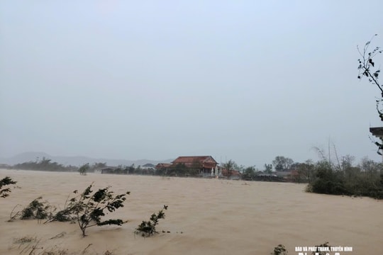 Nhiều xóm ven sông Lam bị cô lập