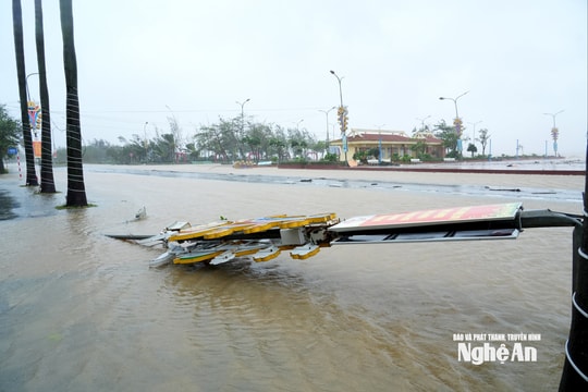 Phường Cửa Lò ngổn ngang sau bão số 10