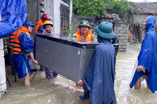 Sau bão số 10, nhiều khu dân cư chìm trong biển nước