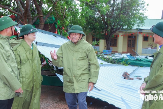 Chủ tịch UBND tỉnh Nghệ An Lê Hồng Vinh kiểm tra thiệt hại, chỉ đạo khắc phục hậu quả bão số 10