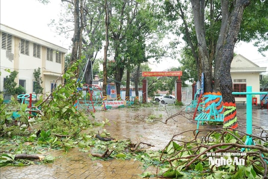 Nhiều trường học ở Nghệ An bị hư hỏng nặng sau bão số 10