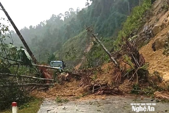 Mưa lớn do hoàn lưu sau bão số 10, nhiều bản vùng cao Nghệ An bị sạt lở, cô lập